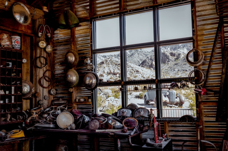 cordonnerie-TENDE-min_shop_window_part_junk_abandoned-138873